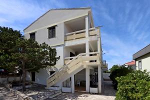 Apartments with parking space Pag - 18345