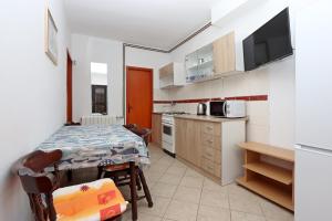 Apartments with parking space Pag - 18345