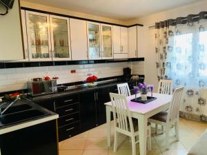 4 Bed Villa - Sleeps 9 - Pets - Garden - Parking