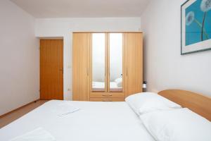 Apartments with parking space Murter - 22405