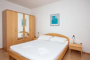 Apartments with parking space Murter - 22405