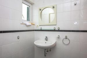 Apartments with parking space Murter - 22405