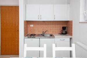 Apartments with parking space Murter - 22405