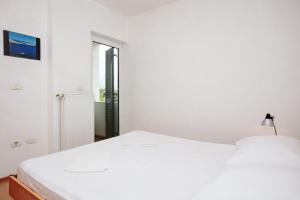 Apartments with parking space Murter - 22405