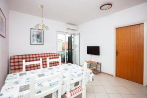 Apartments with parking space Murter - 22405