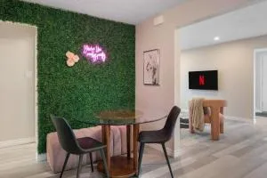 Chic House with King Bed, Walk To Dining and Starbucks - 萨克维尔