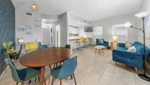 SPI Beach Condo - Just a block away to Paradise