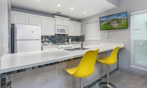 SPI Beach Condo - Just a block away to Paradise