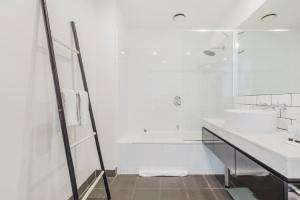 Bay Street Terrace - Spacious Indoor-Outdoor Design