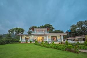Lifeline Villas - Exquisite Pawna Lakeview Estate with Expansive Infinity Pool
