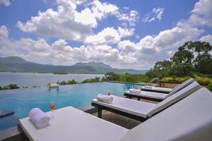 Lifeline Villas - Exquisite Pawna Lakeview Estate with Expansive Infinity Pool