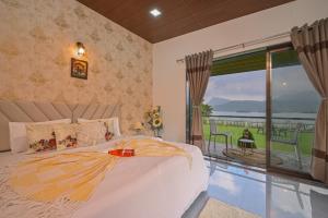 Lifeline Villas - Exquisite Pawna Lakeview Estate with Expansive Infinity Pool