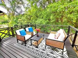 HONEYCOMB TREEHOUSE- Back up Power & Water, 2 Adults & 1 Kid - Escombe