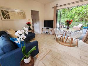 HONEYCOMB TREEHOUSE- Back up Power & Water, 2 Adults & 1 Kid