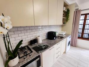 HONEYCOMB TREEHOUSE- Back up Power & Water, 2 Adults & 1 Kid