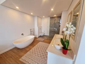 AZURI - 4 Adults & 2 Children, Backup power, Umdloti