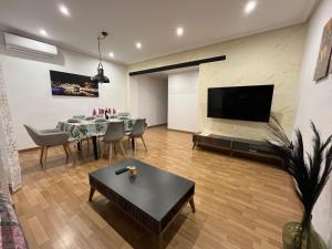 MarqPlace beach free parking and AC