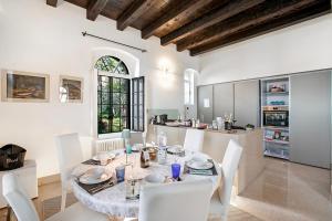 Villa Schlosser Lake Front & Private Pool - Happy Rentals