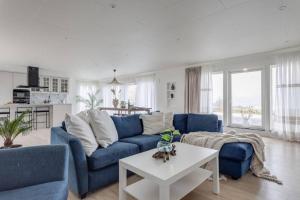 Captivating 3-Bed Villa in Halanda with Lake View