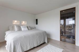Captivating 3-Bed Villa in Halanda with Lake View