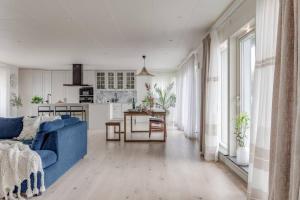Captivating 3-Bed Villa in Halanda with Lake View