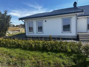 Captivating 3-Bed Villa in Halanda with Lake View