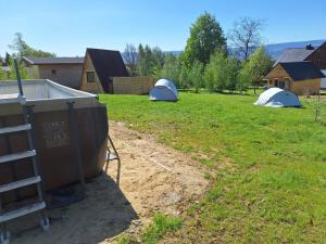 CAMPING, zabierz WŁASNY NAMIOT Kameralne pole namiotowe z basenem kinem plenerowym miejscem na ognisko i placem zabaw żywe zwierzęta agroturystyka