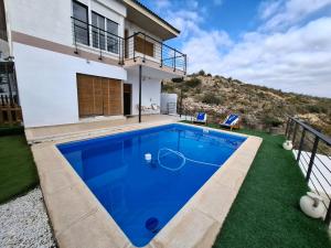 3 Bed Chalet-Pool-Pets-Hot Tub-Parking-Garden