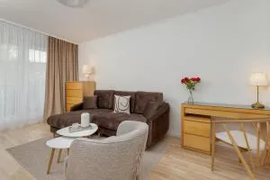 Two Bedroom Apartment in Gdańsk with Desk for Remote Work and Bathtub by Noclegi Renters - Wrzeszcz