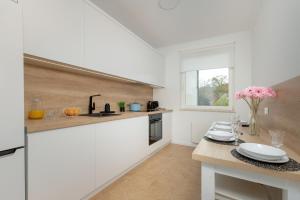 Two Bedroom Apartment in Gdańsk with Desk for Remote Work and Bathtub by Noclegi Renters