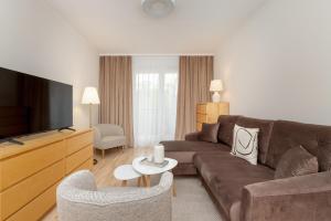 Two Bedroom Apartment in Gdańsk with Desk for Remote Work and Bathtub by Noclegi Renters