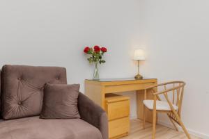 Two Bedroom Apartment in Gdańsk with Desk for Remote Work and Bathtub by Noclegi Renters