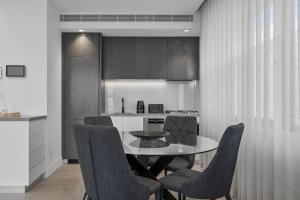 Inviting 2BR Unit with Parking near Coogee Beach