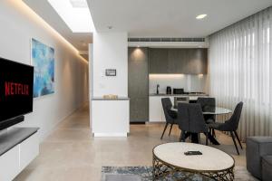 Inviting 2BR Unit with Parking near Coogee Beach