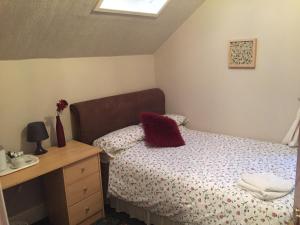 Single Room with Private Bathroom room in West Vale Villa