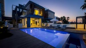 Luxury Beachfront Villa - Rooftop Jacuzzi, Sunrise