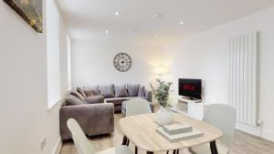 Spacious three bedroom apartment with Valley views