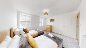 Spacious three bedroom apartment with Valley views