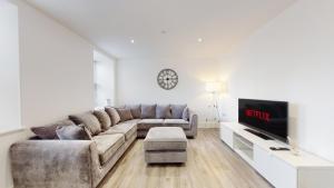 Spacious three bedroom apartment with Valley views