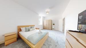 Spacious three bedroom apartment with Valley views
