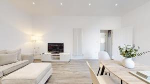 Spacious three bedroom apartment with Valley views