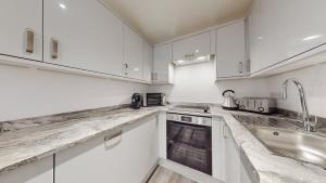 Spacious three bedroom apartment with Valley views