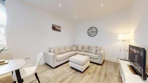 Spacious three bedroom apartment with Valley views