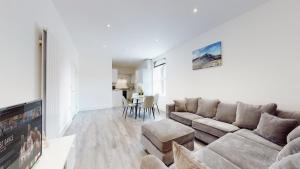 Spacious three bedroom apartment with Valley views