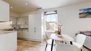 Spacious three bedroom apartment with Valley views