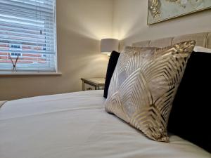 Chic Luxury Serviced Apartment next to City Centre with Free Parking - Contractors & Relocators
