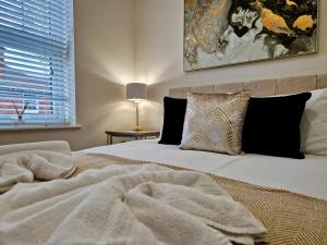 Chic Luxury Serviced Apartment next to City Centre with Free Parking - Contractors & Relocators