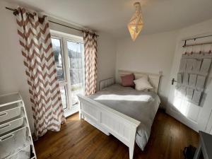 Two bedroom apartment in Barry-close to beach