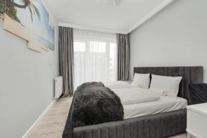 Luksusowy Apartament z 3 Sypialniami, Klimatyzacją, Parkingiem i Biurkiem we Wrocławiu by Renters Prestige