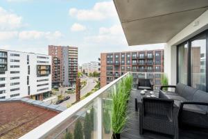 Luksusowy Apartament z 3 Sypialniami, Klimatyzacją, Parkingiem i Biurkiem we Wrocławiu by Renters Prestige